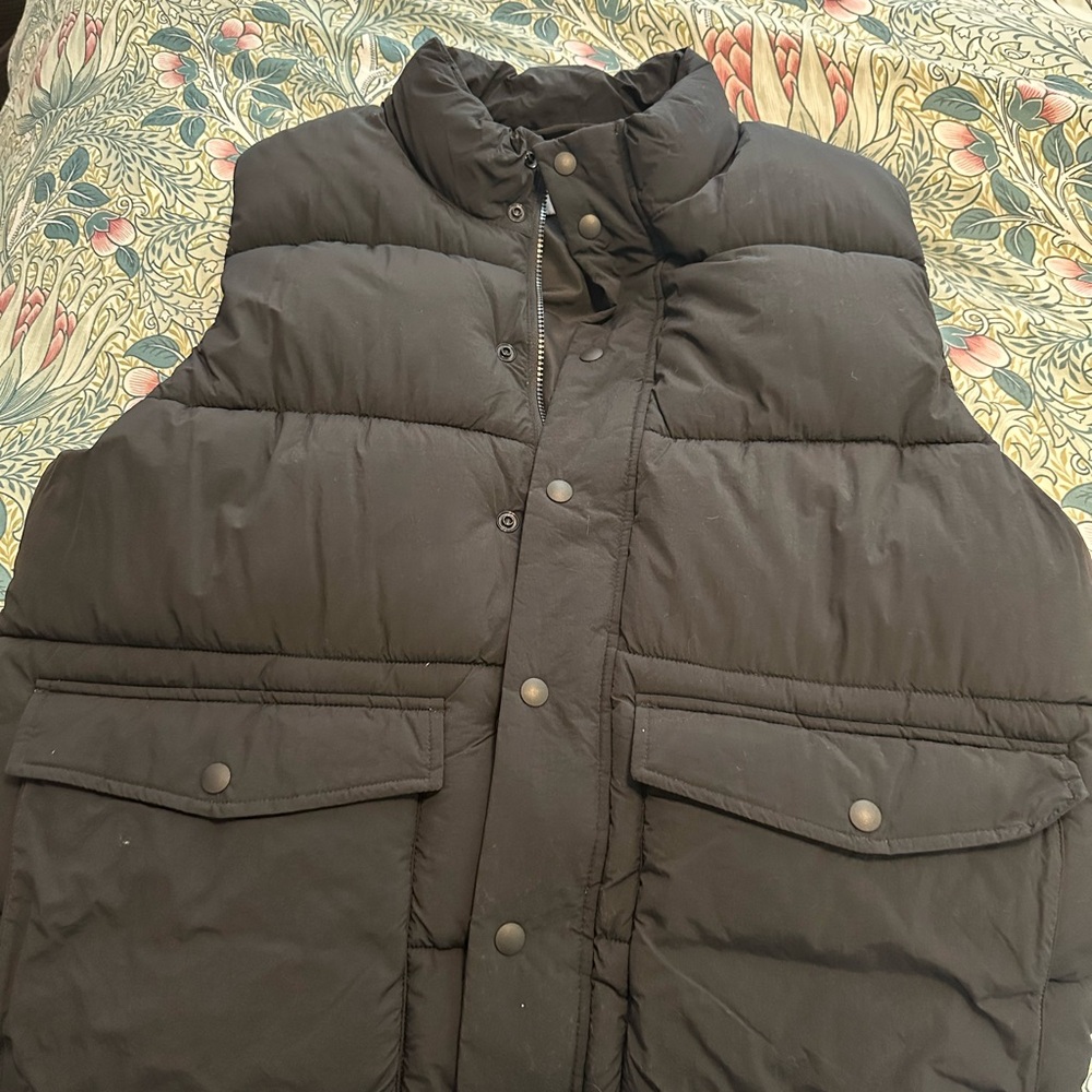 GAP Men's Black Puffer Vest
